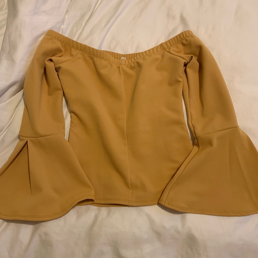 Leith Woman off shoulder long sleeve